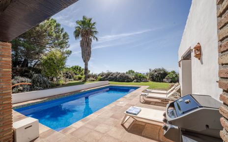 Porch, barbecue and pool